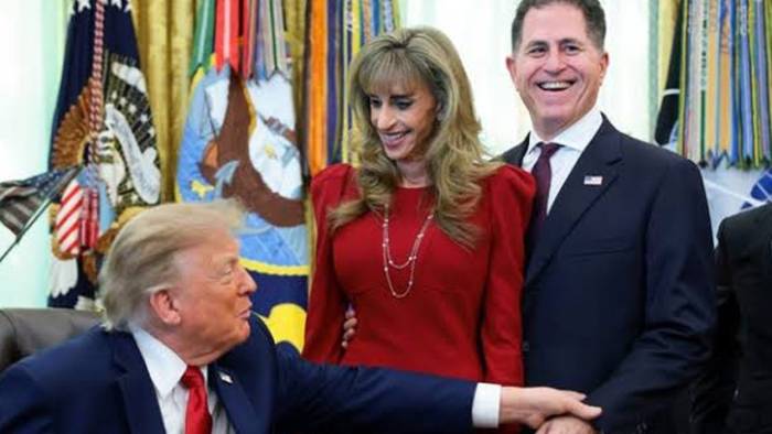 Trump'ın Yanındaki Kadına 'Uzaylı' Dediler! Kimliği Ortaya Çıktı!