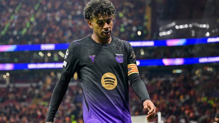 Yamal'dan Galatasaraylı Gençlere Alkışlanacak Jest! Yağmurda Onları Unutmadı!