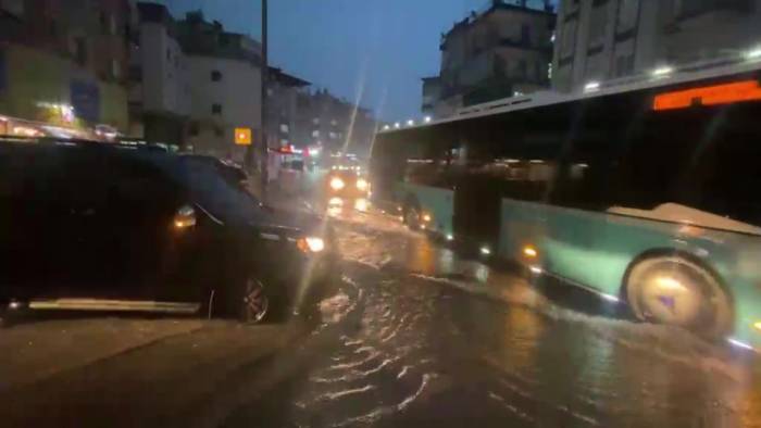 İstanbul’un Ardından Antalya’da da Sağanak Alarmı! Yollar Sular Altında Kaldı!