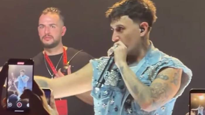 Motive'yi Sinirlendiren Kalem! Sahneye Fırlatan Seyirci Kovuldu!