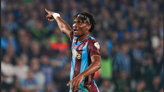 Trabzonspor'un Yıldızı Nwaiwu'dan Beşiktaş Maçı Sonrası Olay Paylaşım! Ayakkabı Boyacısı Yaptı!