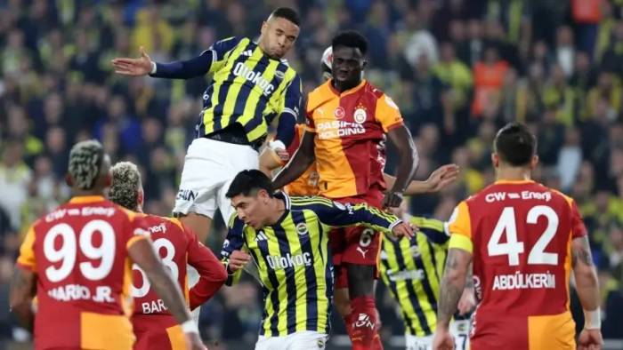 Fenerbahçe, Galatasaray Derbisinin İlk Yarısında Sahada Yokları Oynadı!