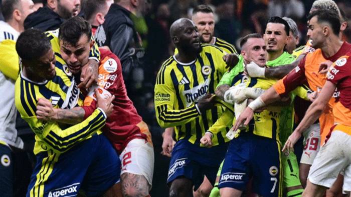 Galatasaray-Fenerbahçe Derbisinin Ardından Saha Karıştı: Futbolcular Birbirine Girdi!